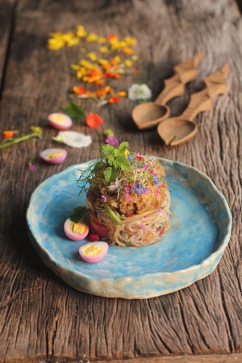 Papaya salad with noodle and crunchy fried fish on top #recipe #salad #spicy #yummy #yummyfood #yummyhealthyfood #appetizers #thaifood #foody #foodlover #foodcoma #culinary #chef #thaicuisine #thaichef#soulfood#tasty# Thai Food Plating, Food Plating Design, Thai Food Menu, Food Plating Techniques, Gourmet Food Plating, Culinary Chef, Crispy Fish, Spicy Salad, Khmer Food