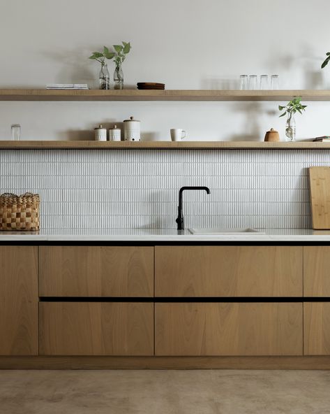 What do you think of this minimal Japandi kitchen design? Let us know in the comments! Small Kitchen Japandi, Japandi Kitchen Design Small Space, Japandi Open Kitchen, Japandi Kitchen Design Green, Japandi Kitchen Splashback, Japandi Tiles Kitchen, Calm Kitchen, Kitchen Counter Design, Japandi Kitchen Design