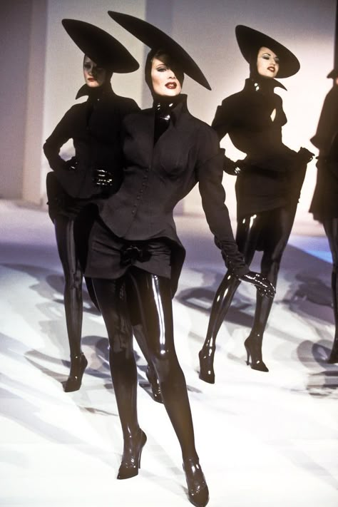 Runway Fashion Couture, Mode Chanel, Futuristic Fashion, Thierry Mugler, Looks Street Style, Dark Fashion, Fashion Shows, Black Dresses, Fashion Poses