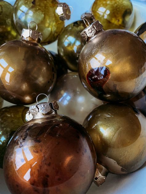 DIY Tinted Glass Ornaments - The Rural Legend Glass Ornaments Diy, Antique Ornaments, Clear Glass Ornaments, Mercury Glass Christmas Ornaments, Upcycling Diy, Tinted Glass, Gorgeous Christmas, Look Vintage, Holiday Diy