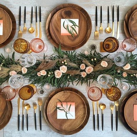 Natural, feminine table setting with blush colored flowers, greenery, wooden plates and brass utensils. Wood Chargers, Deco Champetre, Tafel Decor, Luxury Tableware, Fruit Dip, Table Set Up, Wooden Plates, Wedding Table Settings, Party Table