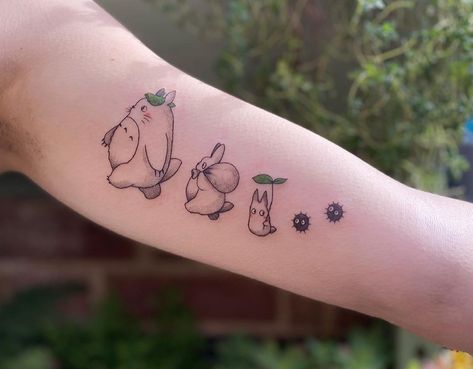 Cute Totoro Drawing, Soot Sprite Tattoo, Sprite Tattoo, Kodama Tattoo, Miyazaki Tattoo, Tatuaje Studio Ghibli, Round Tattoo, Studio Ghibli Films, Studio Ghibli Tattoo