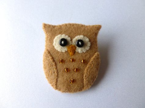 Felt Owl Brooch Pin Handmade by SewJuneJones on Etsy, £6.00 Felt Owls, Felt Owl, Felt Brooch, Felting Tutorials, Felt Decorations, Felt Christmas Ornaments, Easy Sewing Patterns, Felt Toys, Felt Christmas