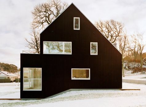 Scandinavian Chic: Dark Façades Scandinavian Exterior, Scandinavian Exterior Design, Home Designs Exterior, Scandinavian Farmhouse, Black Houses, Scandinavian Architecture, House Design Exterior, Farm Houses, Swedish House