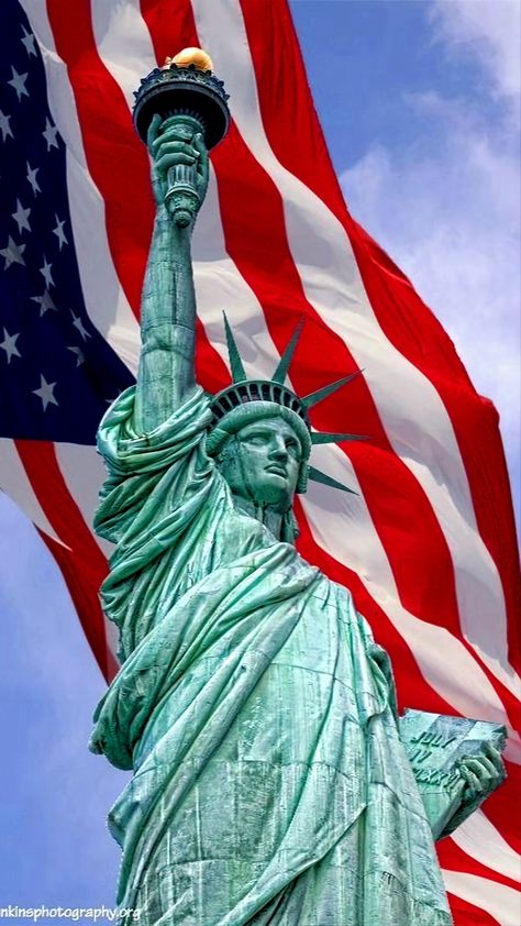 Usa History Pictures, تمثال الحرية, Photo Happy Birthday, American Flag Pictures, America Flag Wallpaper, Usa Wallpaper, Usa History, Patriotic Pictures, American Flag Wallpaper