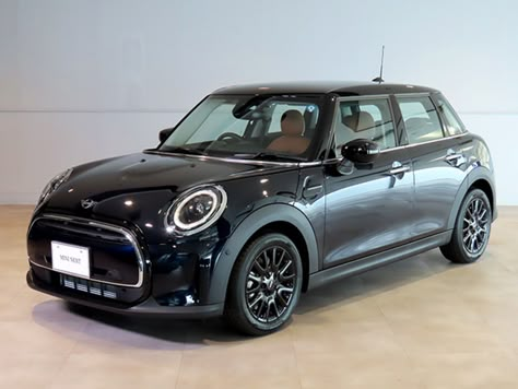 4 Door Mini Cooper, Brown Mini Cooper, Mini Cooper 4 Door, Mini Cooper Clubman, Mini Coopers, Girly Car, Car Essentials, House In Nature, Car Goals