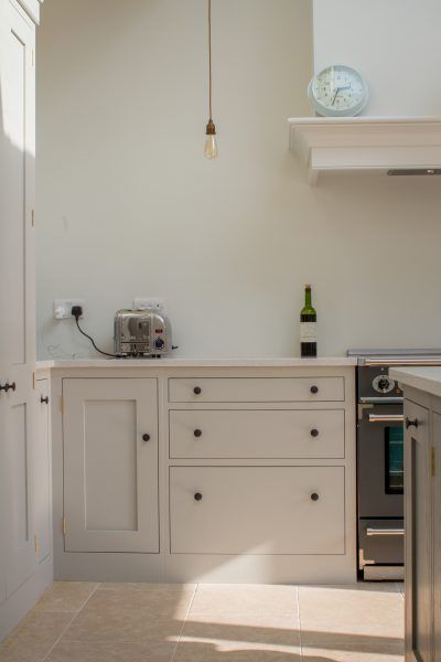 Pale Oak Cabinets, Cream Shaker Kitchen, Light Kitchens, Farrow And Ball Kitchen, Desert Dweller, Farmhouse Styling, Kitchen Extractor, Sydney House, Shaker Kitchens