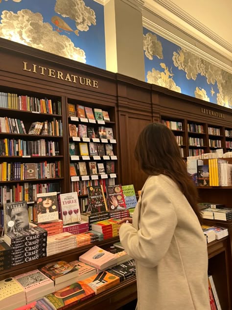 Reading Library Aesthetic, Nyc Bookstore Aesthetic, Book Girly Aesthetics, Stack Of Books Aesthetic, Girl In Bookstore, Bookstore Pictures, Nyc Cafes, Nyc Bookstore, Bookstore Aesthetic