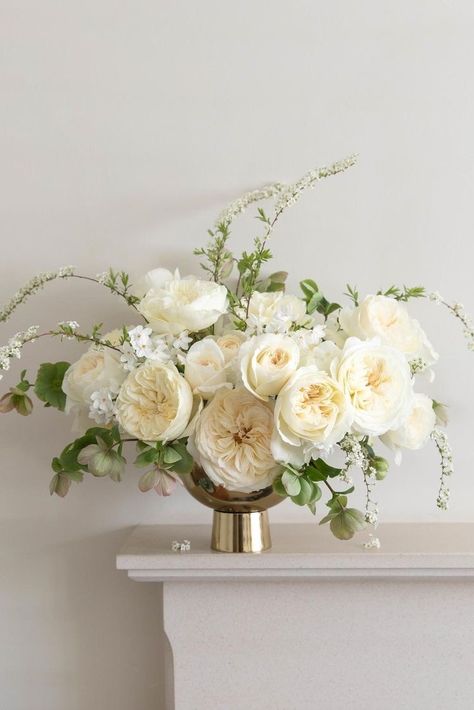 Centerpieces Dining Table, Dining Table Centerpiece Ideas, Living Room Coffee Table Decor, Table Centerpieces Ideas, Centerpiece Dining Table, White Rose Centerpieces, David Austin Wedding, Table Decor Dining Room, Gold Urn