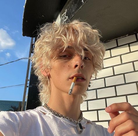 Bleached Hair Men, Heir Of Atticus, Men Blonde Hair, Blonde Hair Boy, Wavy Hair Men, Blonde Curly Hair, Foto Tips, Alternative Hair, Atticus