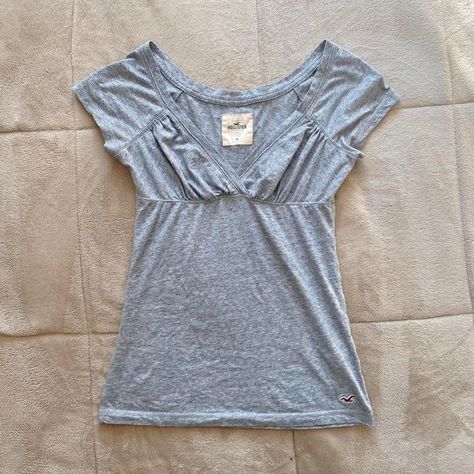 Y2K 2000s Hollister Grey Milkmaid Babydoll V-Neck Bella Swan Twilight Inspired Top With Empire Waist #twilight #hollister #thevampirediaries #milkmaid #y2k V Neck Babydoll Top, Hollister Y2k Babydoll Top, Old Hollister Aesthetic, Hollister Tops Summer, Bella Swan Tops, Hollister Outfits 2000s, Y2k Babydoll Top, 2000s Babydoll Top, Babydoll Top Outfit Y2k