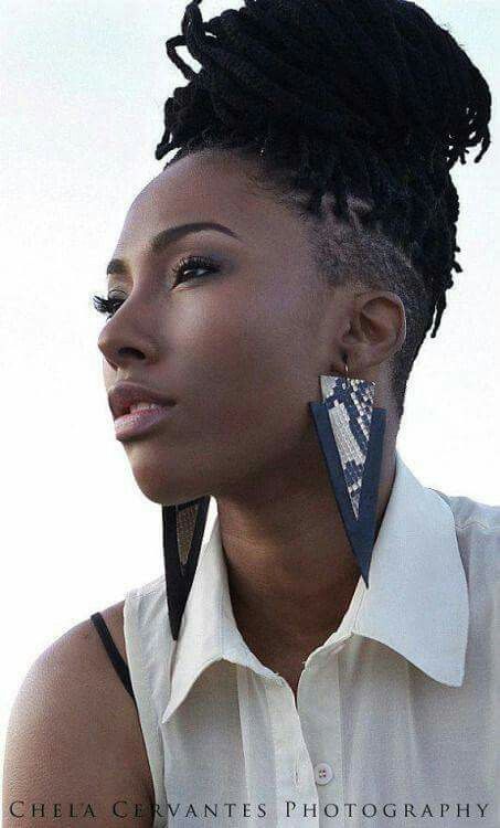 ❤ Urban Africana! Braids Undercut, Braids With Shaved Sides, Shaved Side Hairstyles, Dreadlock Styles, Side Hairstyles, Pelo Afro, Pinterest Hair, Dreadlock Hairstyles, Shaved Sides