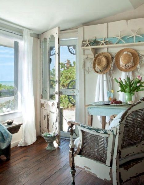 Beach Decor With A Vintage Vibe and Decorating Inspiration Strand Decor, Shabby Chic Decorating, Muebles Shabby Chic, Shabby Chic Beach, Cottage Shabby Chic, Estilo Shabby Chic, Shabby Chic Living, Shabby Chic Living Room, Style Cottage