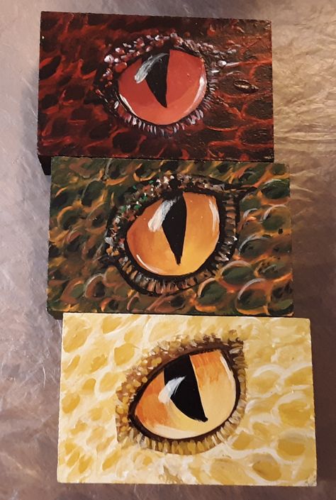 Dragon eyes painted on MDF blocks Dragon Painting Ideas, Dragon Painting Easy, Dragon Painting Acrylic Easy, Dragon Eye Painting, Dragon Acrylic Painting, Dragon Paintings, Dnd Painting, Art O Mat, Mini Tela