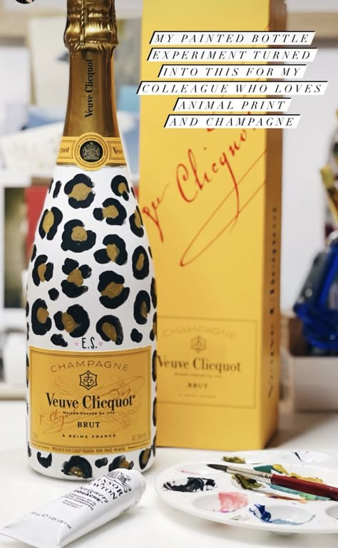 Birthday Champagne Bottle Painted, Veuve Bottle Painting, Hand Painted Wine Bottles Ideas, Painted Liquor Bottles Diy, Painted Champagne Bottle Birthday, Painted Alcohol Bottles, Painted Veuve Bottle, Champagne Bottle Painting, Champagne Bottle Decoration