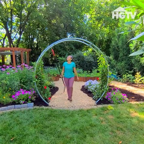 Wooden Moon Gate, Moon Portal Garden, Moon Gate Trellis, Round Garden Arch, Diy Moon Arch, Recycled Trampoline Ideas, Moon Gate Diy Trampoline, Moon Arch Garden, Diy Moongate Arch