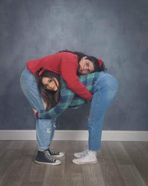 Funny Friendship Photoshoot Ideas, If Penney Photo Shoot, Funny Poses Photoshoot, Funny Poses With Bestie, Photo Shoot With Your Best Friend, Photo Shoot Ideas Poses, Kc Penny Photoshoot, Awkward Photos Siblings, Funny Pictures With Friends Photo Ideas