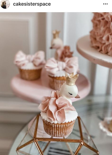 Swan Princess Party Decorations, Swan Cupcakes Ideas, Swan One Birthday, Swan Party Ideas, Swan Lake Baby Shower Theme, Swan Cake Ideas, Swan Birthday Party Decoration, Swan Baby Shower Theme, Swan Birthday Theme