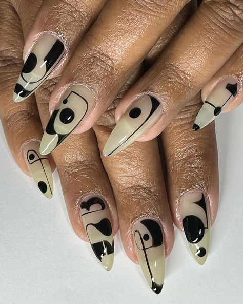 Instagram Spiral Nails, Graphic Nails, Fall Nails Short, Art Nail Ideas, Nails Back To School, Bold Nails, Nail Aesthetics, Nails Vacation, Artistic Nails