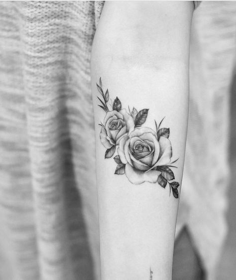 31.6 k mentions J’aime, 81 commentaires - Bang Bang Tattoo (@bangbangnyc) sur Instagram : "💐@dragonart.nyc" Bang Bang Tattoo, Arm Quote Tattoos, Single Rose Tattoos, Rose Flower Tattoos, Inspiration Tattoos, Cat Tattoos, Tiny Tattoo, Mother Daughter Tattoos, Traditional Tattoos