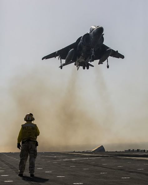 Uss Kearsarge, Jet Fighter Pilot, Naval Aviator, F4 Phantom, Military Aesthetic, Military Jets, Aviation Photography, Jet Plane, Fighter Pilot