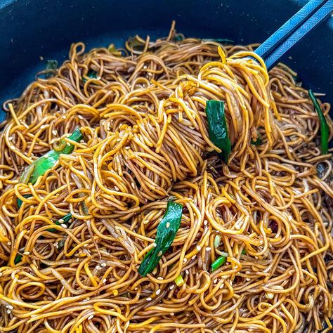 Hong Kong Fried Noodles, Hong Kong Noodles Recipes, Hong Kong Style Pan Fried Noodles, Hong Kong Food Recipes, Hong Kong Recipes, Egg Fried Noodles, Hong Kong Style Noodles, Hong Kong Noodles, Chinese Noodle Dishes