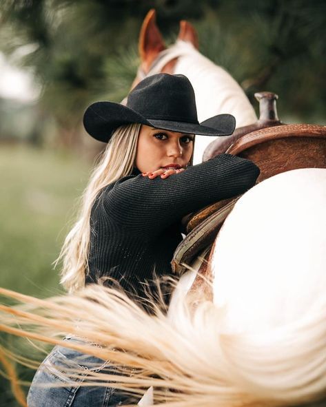 Western Senior Picture Ideas, Cowgirl Senior Pictures, Western Photoshoot Ideas, Horse Photoshoot Ideas, Equine Photography Poses, Western Photo Shoots, Horse Senior Pictures, Horse Photoshoot, Cowgirl Photoshoot