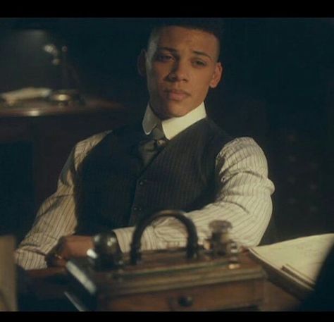 ISIAH aka JORDAN BOLGER❤ Jordan Bolger, Peaky Blinders Actors, Benjamin Zephaniah, Peaky Fookin Blinders, Peaky Blinders Characters, Christ The King, Modern Portraits, True Grit, Writers And Poets