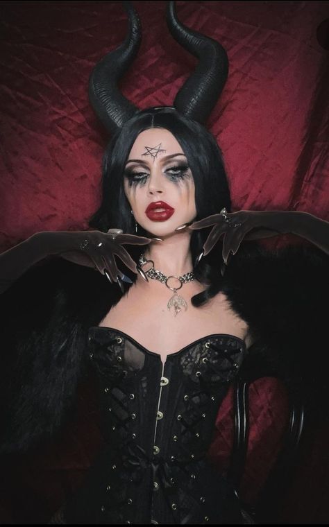 Woman Demon Costume, Female Demon Cosplay, Demon Halloween Costume Female, Demon Costume Ideas, Disfraces Originales Mujer Ideas, Lilith Halloween Costume, Which Make Up, Black Demon Makeup, Black Demon Costume