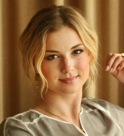 Emily Vancamp Revenge, Emily Thorne, Sharon Carter, Emily Vancamp, Jamie Fraser Sam Heughan, Mary Elizabeth Winstead, Daniel Gillies, Zooey Deschanel, Girl Celebrities