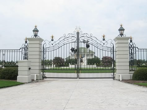 Big Gate Entrance House, Pillar House Design, Modern Gates, Modern Main Gate Designs, Estate Gates, House Front Door Design, Fence Gate Design, Modern Gate, Gate Ideas