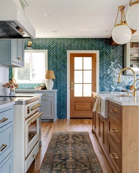 Before and afters from this stunning Seattle kitchen with the best views! This client was all in on embracing bold color and a mix of warmer wood tones which made this space so much fun to design. Design: @cohesivelycurated GC: @rhhconstruction Styling: @cozbi_jean_ Photo: @caskro #cohesivelycurated #interiors #seattleinteriors #bellevueinteriors #interiordesign #seattleinteriordesigner #interiordetails #currentdesignsituation #finditstyleit #homedecor #GGatHome #mydomaine #SOdomino #a... Feng Shui Kitchen Colors, Feng Shui Kitchen, Feng Shui Colors, Italian House, Wood Tones, Home Technology, Room Interior Design, Bold Color, Kitchen Colors