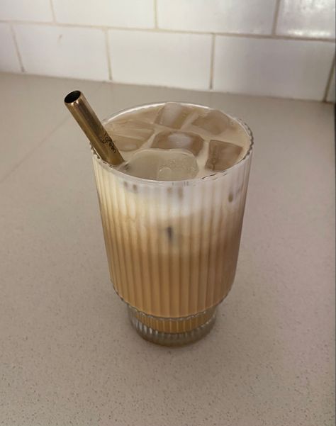 homemade iced vanilla latte aesthetic drink Vanilla Latte Aesthetic, Ice Latte Aesthetic, Almond Daughter, Iced Vanilla Latte, Latte Aesthetic, Aesthetic Drink, Local Bakery, Street Coffee, Vanilla Girl