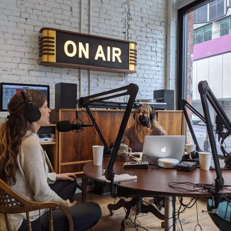 Podcast Studio Astetic, Pod Cast Studio Ideas, Successful Podcast Aesthetic, Podcast Interview Aesthetic, Podcast Office Design, Pod Cast Set Up, Podcast Asethic, Podcast Studio Setup Ideas, Podcast Office Setup