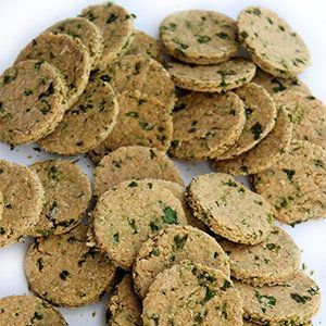 Who doesn't love kisses from a dog? Our simple DIY recipe will help get rid of… Superfood Dog Treats, Dog Breath Mints, Mint Treats, Pet Tricks, Meat Loaves, Bad Dog Breath, Breath Mints, Dog Biscuit Recipes, Easy Dog Treats