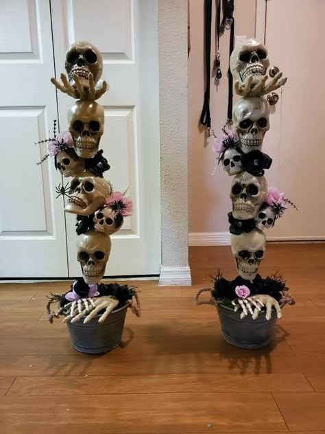 Skull Topiary Diy, Decorated Skulls Halloween, Diy Mini Skeleton Decor, Scary Halloween Decorations Outdoor Diy, Dollar Tree Mini Skull Crafts, Monster House Halloween, Halloween Decorations Outdoor Porch, Skeleton Fairy Terrarium, Spooky Outdoor Halloween Decor