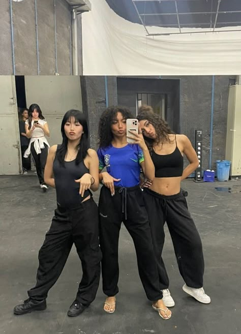 Dancer Lifestyle Aesthetic Hip Hop, Dancers Outfit Hip Hop, Dancer Outfits Hip Hop Street, Singing Class Aesthetic, Hip Hop Class Outfits, Dance Hip Hop Aesthetic, Dancing Aesthetic Hip Hop, Dance Class Outfit Hip Hop, Black Dancer Aesthetic