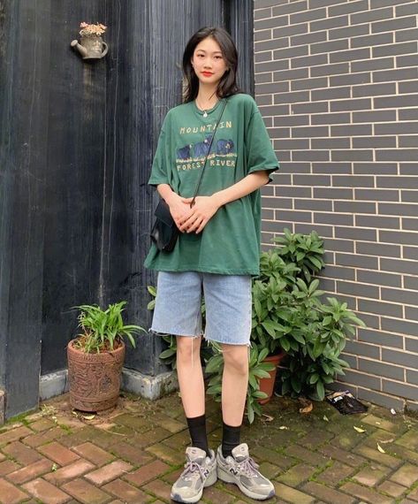 Asian Shorts Outfit, Baggy Tshirt And Shorts, Tomboy Outfit Summer, Tshirt Outfit Korean Style, Tshirt And Shorts Outfit Women, Korean Tshirt Outfit, Tomboy Beach Outfits, Baggy Shorts Outfits Women, Oversized Summer Outfit