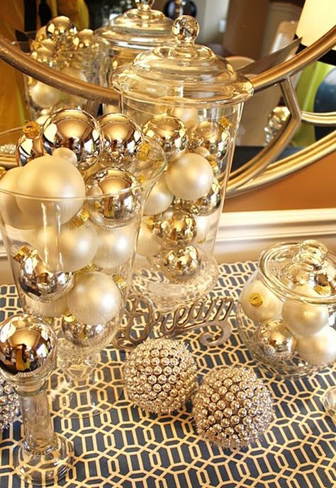 White and Gold Christmas Decorations Gold Holiday Decor, Silver Gold Christmas, Gold Christmas Tree Decorations, Golden Christmas, Gold Holiday, Gold Christmas Decorations, White Christmas Decor, Gold Christmas Tree, Gorgeous Christmas