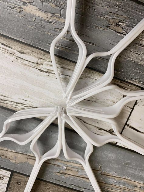 Fork Crafts Ideas, Hanger Crafts Ideas, Hanger Snowflakes Diy, Snowflake Hanger Craft, Diy Snowflake Tree Topper, Plastic Fork Snowflake, Plastic Hanger Snowflake Diy, Spoon Snowflake, Diy Snow Flakes