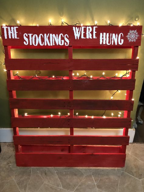 Pallet Stocking Holder, Diy Christmas Stocking Holders Stand, Grinch Stocking Holders, Stocking Holders Standing Diy, Christmas Stocking Holder Stand, Christmas Pallets, Christmas Stocking Stand, Stocking Stand, Boutique Crafts