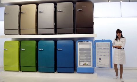 Retro refrigerator Bosch brings color to the kitchen Modern Fridge, Bosch Refrigerator, Steel Finishes, Retro Refrigerator, Big Chill, Refrigerator, The Kitchen, Locker Storage, Kitchen Cabinets