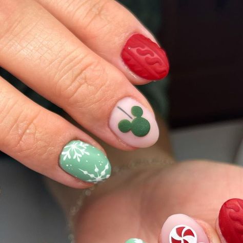 N A I L S B Y S W A Y Z on Instagram: "CHRISTMAS DISNEY 🤩 #christmas #disney #disneyland #nails #christmasnails #disneynails #christmasdisneynails #greendiseynails #reddisneynails #utahnails #disneyworld #mattenails #redandgreennails #mickeynails #ohboy #treenails #snowflakenails #gelnails" Short Disney Christmas Nails, Disney Christmas Nail Ideas, Christmas Disney Nails Short, November Disney Nails, Disney Christmas Nail Designs, Grinch Nails Short, Disney Holiday Nails Simple, Mickey And Minnie Christmas Nails, Disneyland Nails Christmas