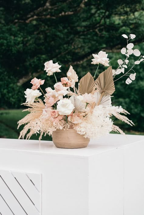 Boho Wedding Centrepiece, Pampas And Roses Centerpiece, Pampas Centerpieces Wedding, Pampas Grass Hanging, Boho Centerpieces Wedding, Boho Floral Arrangements, Boho Centerpieces, Wedding Flowers Dried, Diy Dried Flower Arrangement