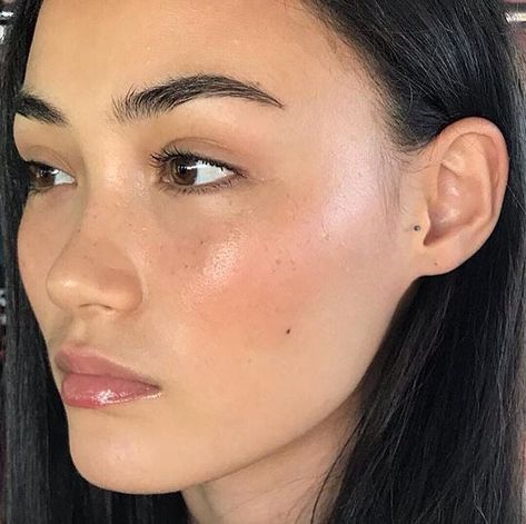 Fmj on Instagram: “Follow @nevermindressing for daily fashion timeless inspiration 🌿This perfect makeup no makeup 🤩 . . . #makeup #makeupideas #makeuplook…” Model Makeup Natural, Model Tips, Pele Natural, Natural Beauty Makeup, Makeup Tip, Fresh Makeup, Dewy Makeup, Smink Inspiration, Minimal Makeup