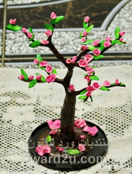 Cold porcelain tree- really pretty, cheap. Could I do it though? Ceramic Paste, Dough Crafts, Polymer Clay Ornaments, Polymer Clay Christmas, Cold Cream, Polymer Clay Canes, Polymer Crafts, Clay Ornaments, White Glue