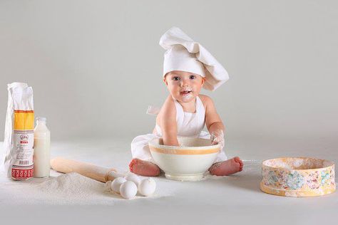 Baby Chef Photo, Newborn Family Pictures, Baby Chef, Baby Boy Newborn Photography, Baby Milestones Pictures, Baby Cooking, Monthly Baby Photos, Baby Photoshoot Boy, Cute Babies Photography