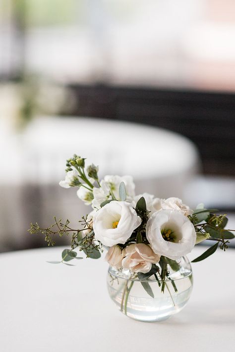 Small Round Floral Centerpieces, Small Wedding Centerpiece Ideas, One Vase Wedding Centerpiece, Petite Centerpiece Wedding, Small White Centerpieces Simple, Simple Centerpiece For Round Table, Small Low Floral Centerpieces, Small Round Flower Arrangements, Wedding Reception Flowers Simple