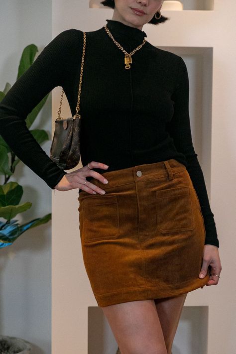 Brown Courdory Skirt Outfits, Brown Courdory Skirt Outfit, Courderoy Skirt Outfits Women, Black Corduroy Skirt Outfit, Brown Corduroy Skirt Outfit, Cord Skirt Outfit, Short Velvet Skirt, Velvet Skirt Outfit, Corduroy Skirts