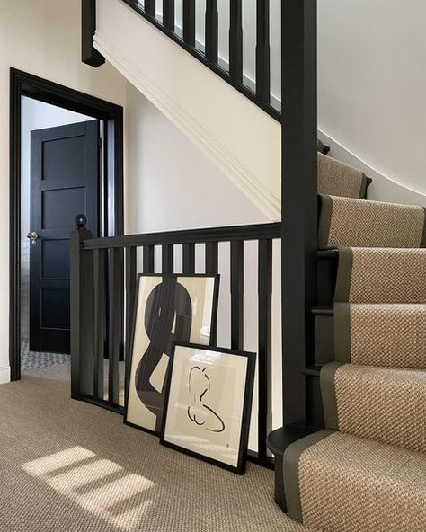 Stair Carpet Ideas, Stairs And Hallway Ideas, Black Staircase, Entrance Hall Decor, Carpet Staircase, Staircase Runner, Hallway Colours, House Staircase, Hallway Inspiration